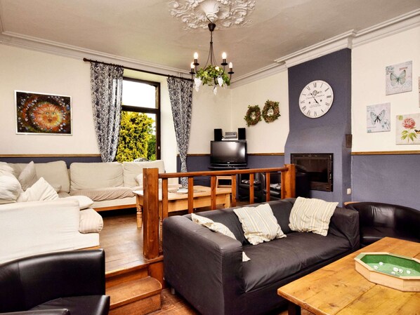 House | Living area | DVD player - Lierneux Forest View Lodge (Lierneux)