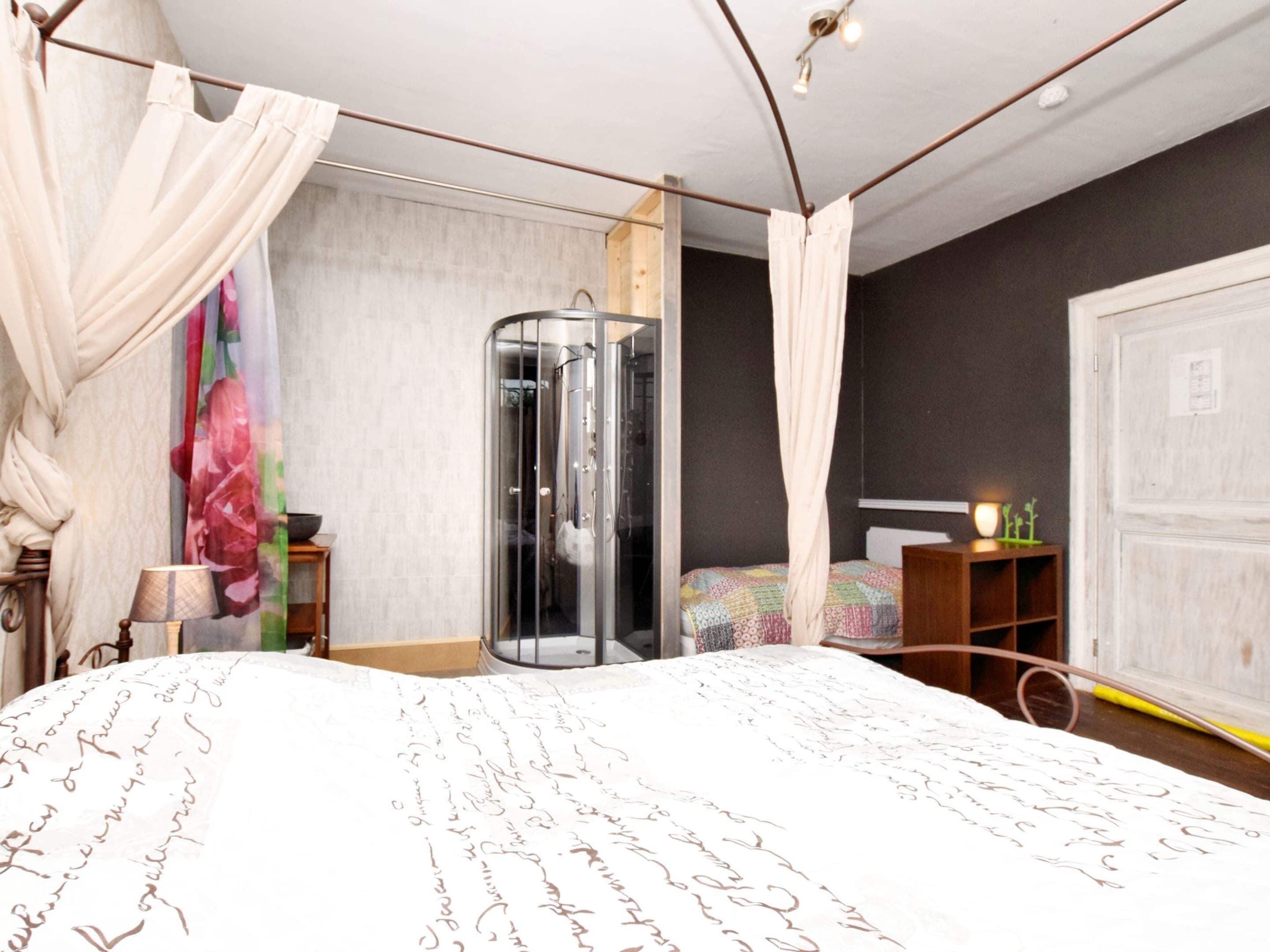 House | 8 bedrooms, individually furnished, bed sheets