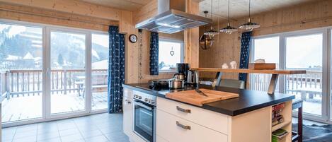 Chalet | Eigene Küche | Mikrowelle, Herdplatte, Wasserkocher mit Kaffee-/Teezubehör