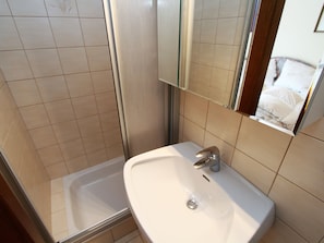 Apartment | Badezimmer | Dusche, Handtücher