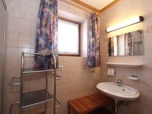 Apartment | Bathroom | Combined shower/tub
