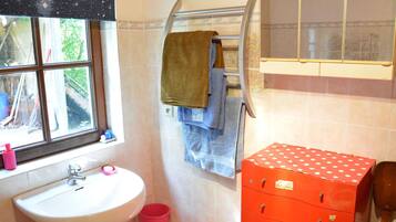 Chalet | Bathroom | Shower, towels