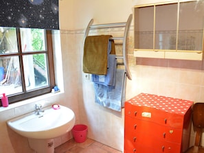 Chalet | Bathroom | Shower, towels - Quaint Chalet in Hannut With a Pond (Hannut)
