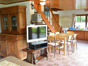 Chalet | Living room | DVD player, MP3 dock - Quaint Chalet in Hannut With a Pond (Hannut)