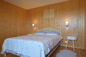 4 habitaciones, muebles diferentes y ropa de cama
