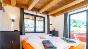 Chalet | 5 bedrooms, iron/ironing board, individually furnished - Lush Chalet in Sankt with Sauna & Hot Tub (Sankt Margarethen im Lungau)