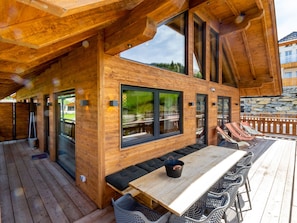 Balcony - Lush Chalet in Sankt with Sauna & Hot Tub (Sankt Margarethen im Lungau)