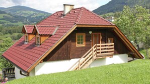 A wooden house with a sloped roof and a small balcony. - Peaceful Cottage near Ski Area in Gmünd (Gmuend in Kaernten)