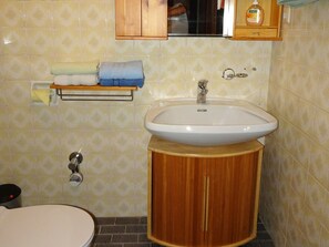 Apartment | Badezimmer | Dusche, Handtücher