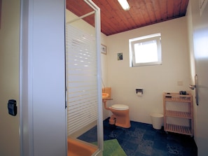 House | Bathroom | Combined shower/tub, towels