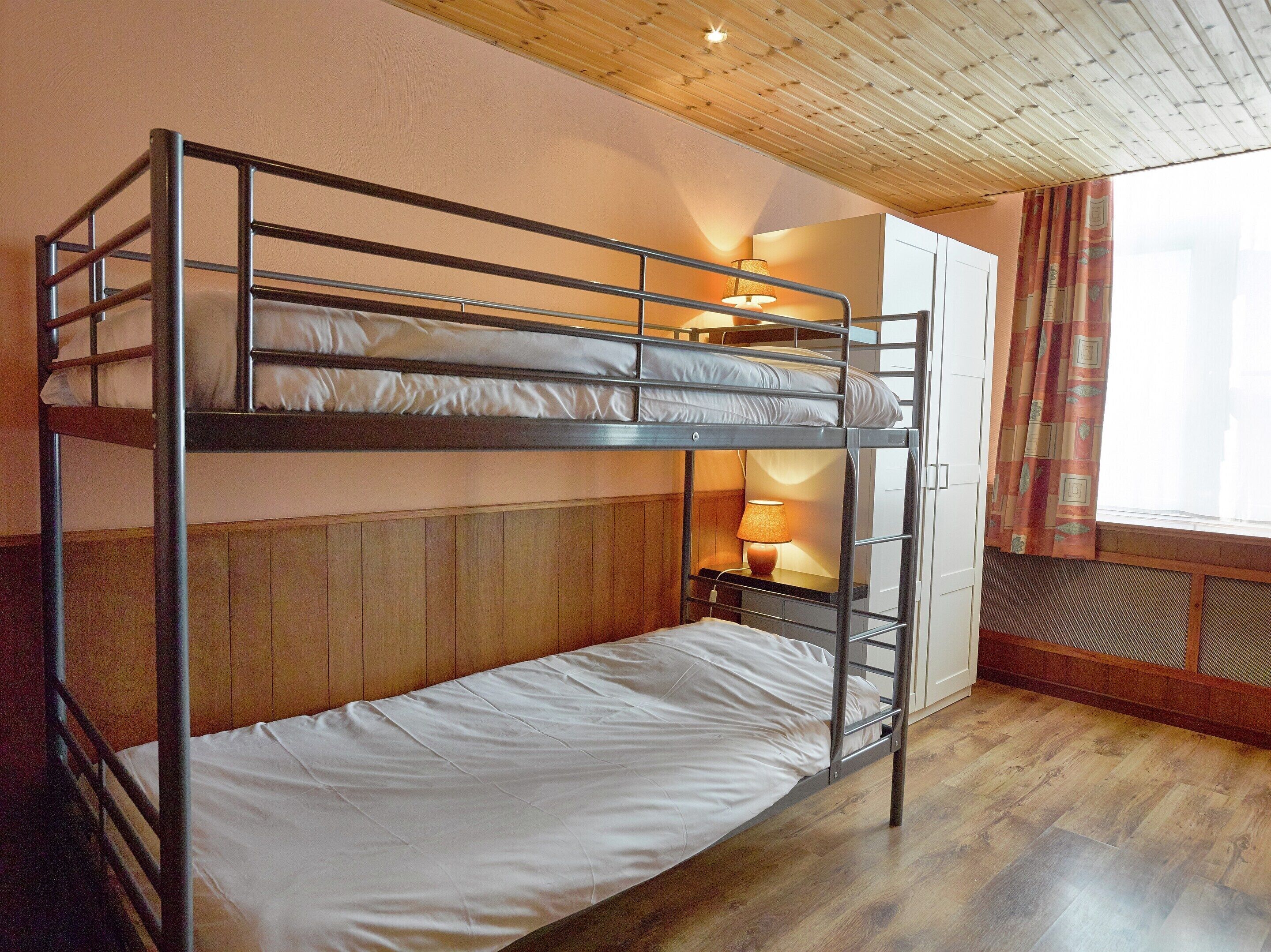 House | 10 bedrooms, individually furnished, bed sheets