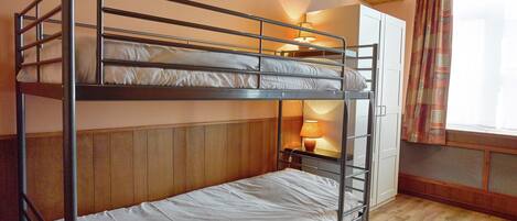 House | 10 bedrooms, individually furnished, bed sheets