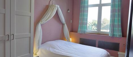 10 habitaciones, muebles diferentes y ropa de cama