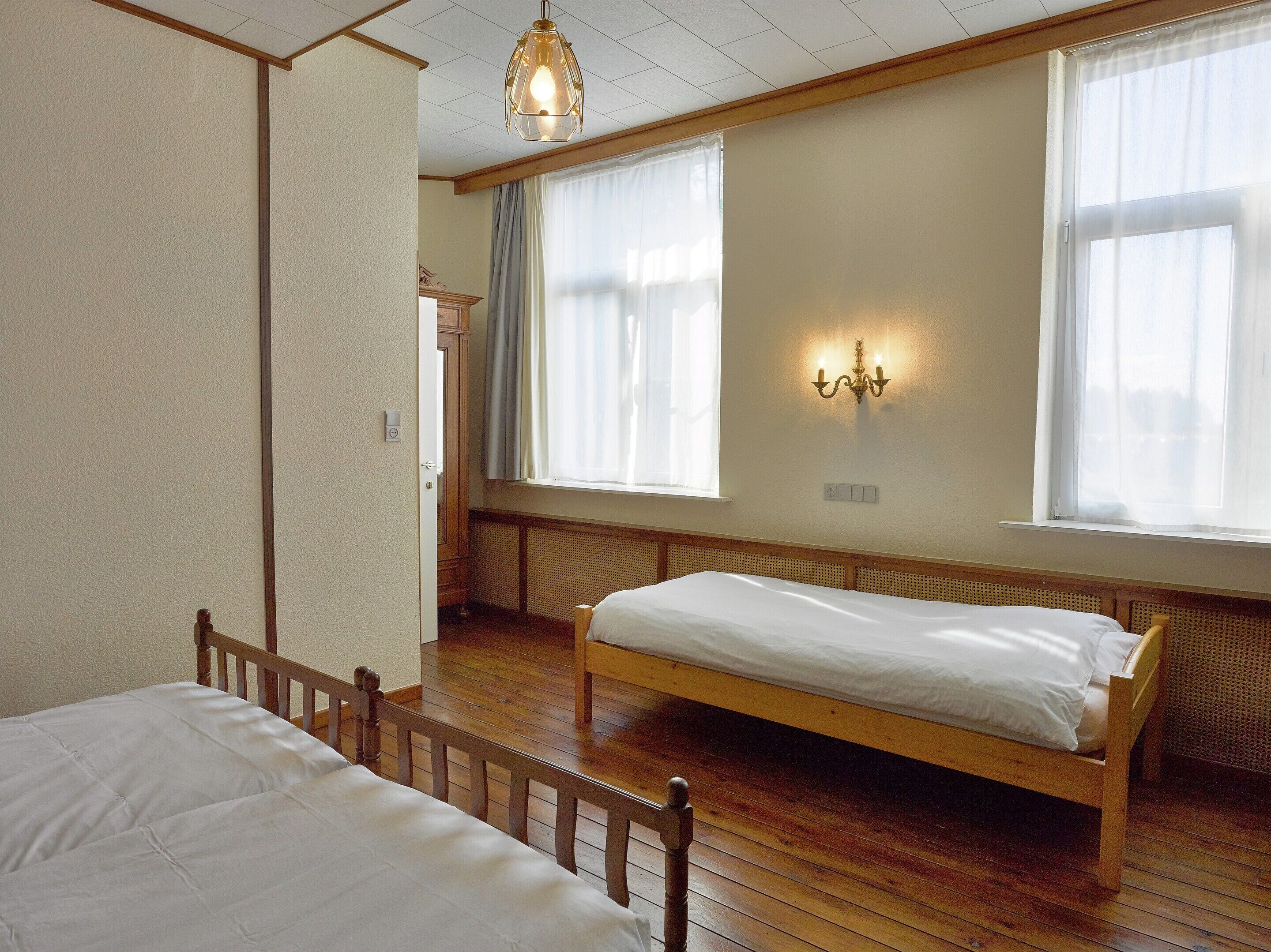 House | 10 bedrooms, individually furnished, bed sheets