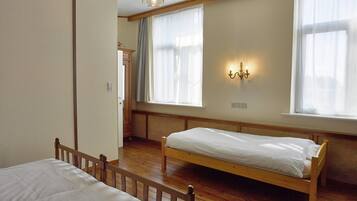 Huis | 10 slaapkamers, individueel gemeubileerd, beddengoed