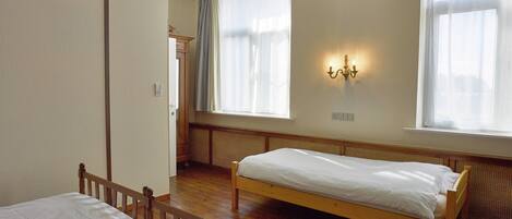 House | 10 bedrooms, individually furnished, bed sheets