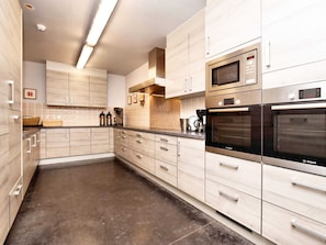 House | Private kitchen | Fridge, high chair - Unique Holiday Home with Pool near Park & Ski Area (Malmedy)