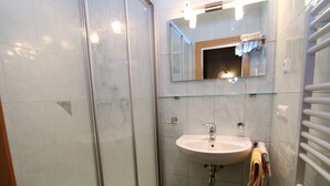 Apartment | Bathroom - Cozy Apartment in Weissensee near Ski Lift (Weissensee)
