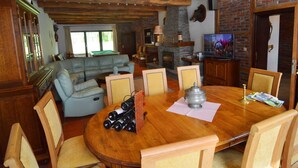 Un salon confortable avec une cheminée, une table de billard et un téléviseur.