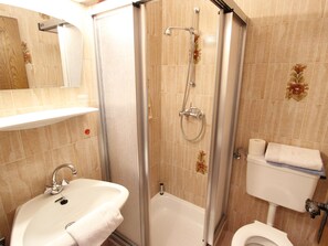 Apartment | Badezimmer | Dusche, Handtücher