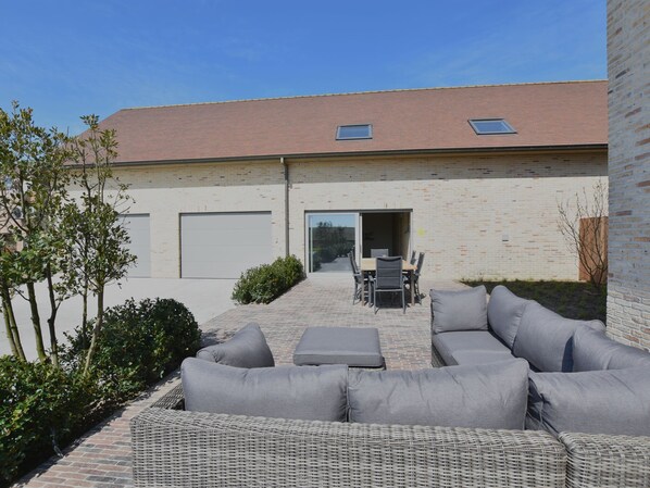 Exterior - Serene Holiday Home in Diksmuide With Terrace and Garden (Diksmuide)