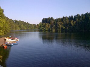 A calm lake with several small boats docked on the shore. - Retreat in Malmedy Hills (Malmedy)