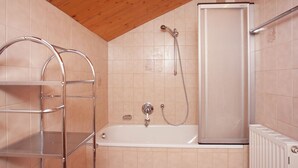 Apartment | Bathroom | Combined shower/tub