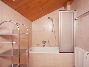 Apartment | Bathroom | Combined shower/tub