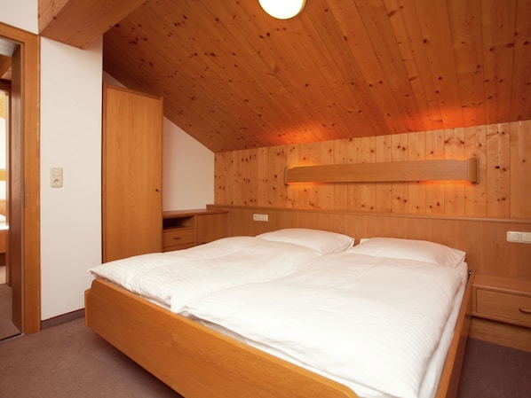 Apartment | 2 bedrooms, individually furnished, bed sheets