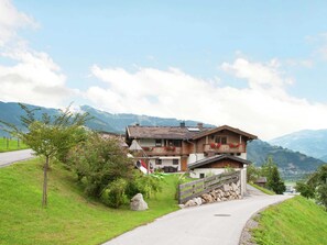 Situated on a hillside, this chalet offers a balcony with beautiful views of the surrounding mountains.