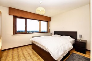 House | 3 bedrooms, bed sheets