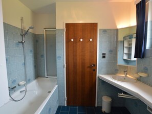 House | Bathroom - Lovely, Original Home With Large Garden in the Centre of Merksplas (Merksplas)