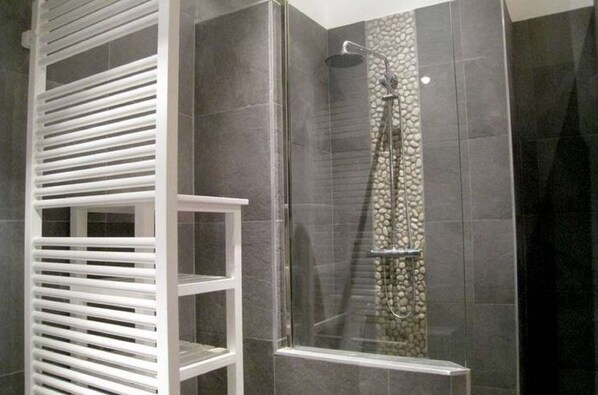 Cottage | Badkamer | Een douche