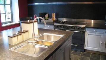 Cottage | Private kitchen | Microwave, dishwasher, highchair