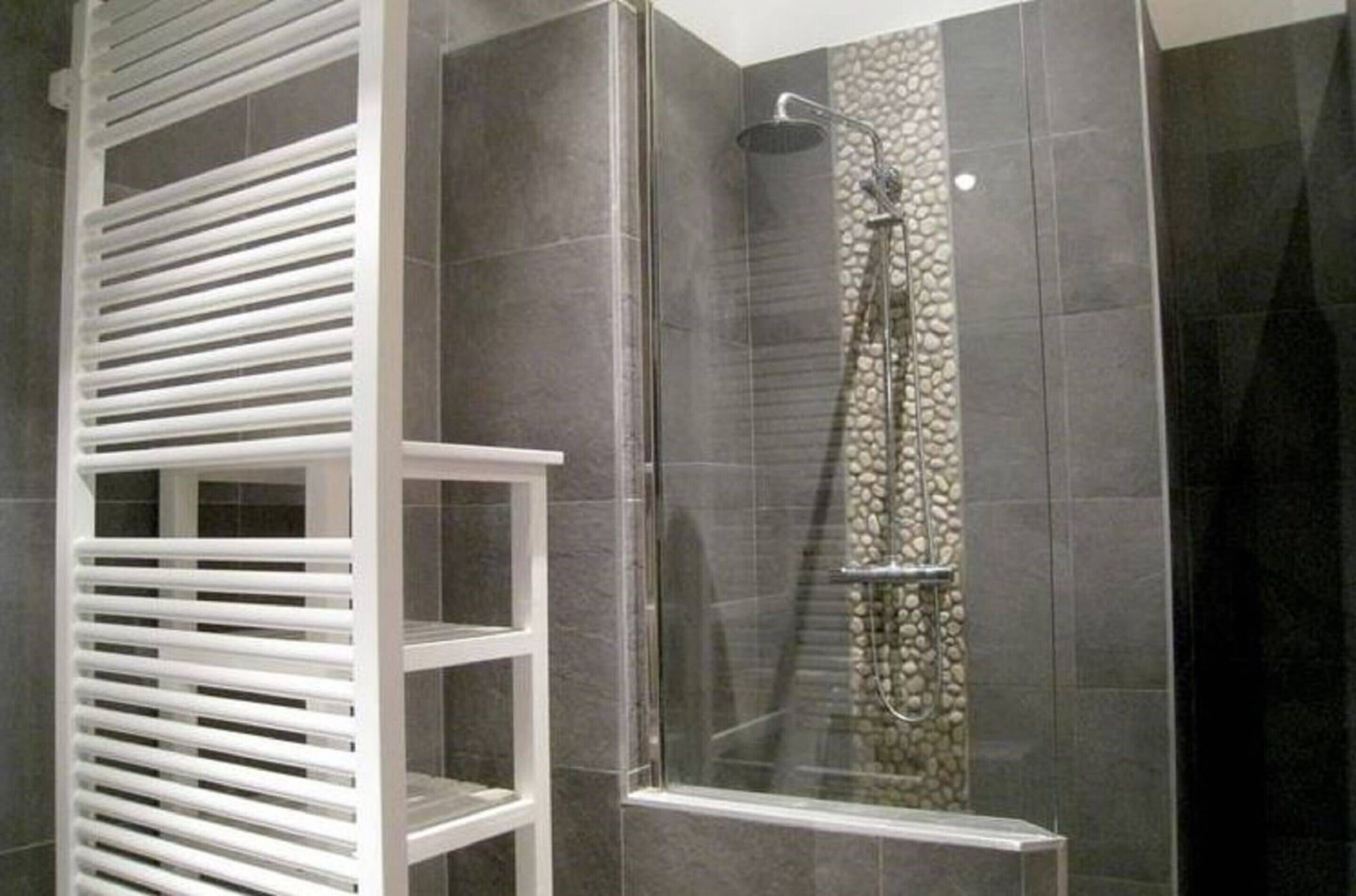 Cottage | Badkamer | Een douche