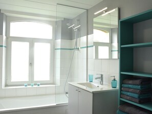 Ferienhaus | Badezimmer | Duschwanne, Handtücher