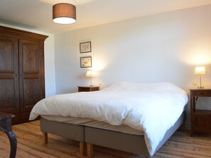 4 chambres, ameublement personnalisé, fer et planche à repasser