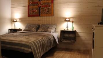 House | 6 bedrooms, individually furnished, iron/ironing board, bed sheets