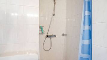 Shower dan handuk