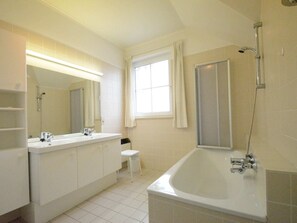 Villa | Bathroom - Spacious Villa Near Lesse (Daverdisse)