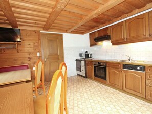 House | Private kitchen | Fridge, microwave, oven, coffee/tea maker