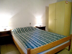 House | 5 bedrooms, individually furnished, bed sheets