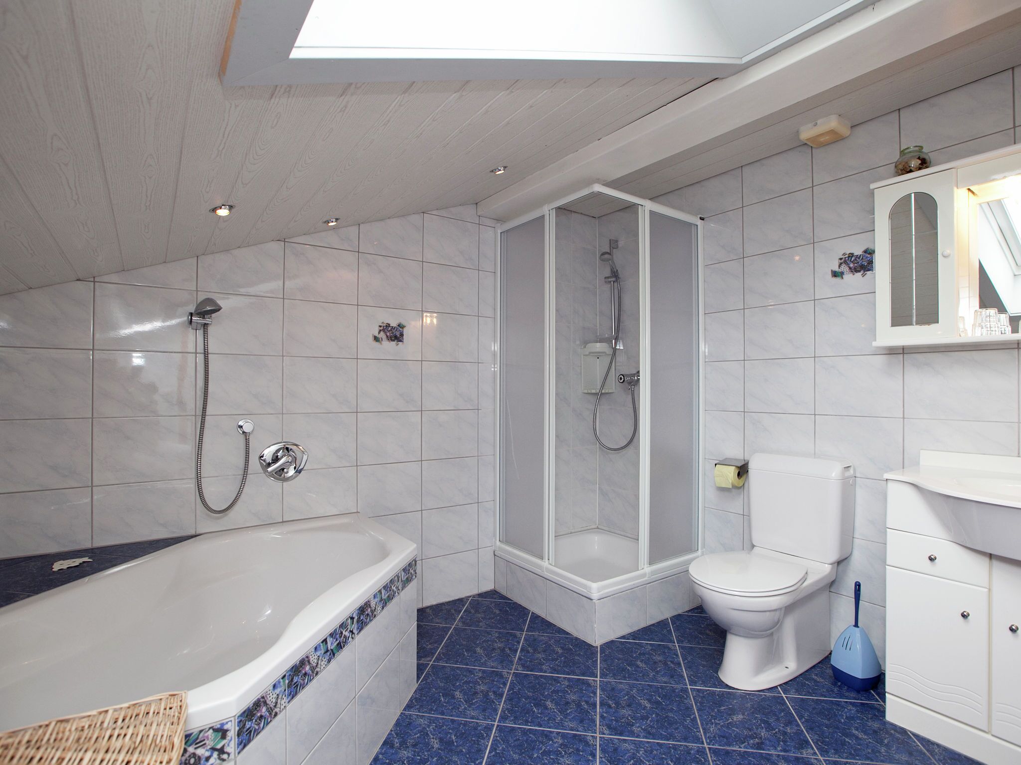 Apartment | Bathroom | Combined shower/tub, towels
