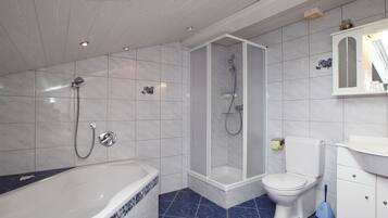 Apartment | Bathroom | Combined shower/tub, towels