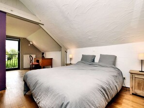 House | 4 bedrooms, bed sheets - Holiday Home in Virton With Swimming Pool (Virton)