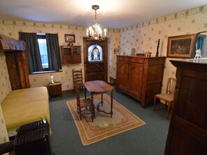 House | 6 bedrooms, individually furnished, bed sheets