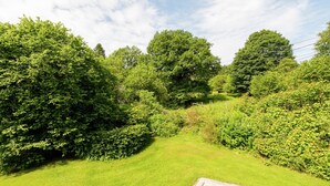 A grassy area with dense trees and a wooden structure. - Rustic Vacation Home, Baneux (Lierneux)