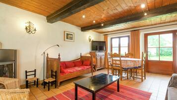 Stuga | Vardagsrum | Eldstad