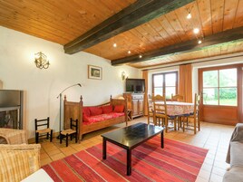 Cottage | Living room | Fireplace