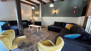 Huis | Woonkamer | Televisie en een open haard